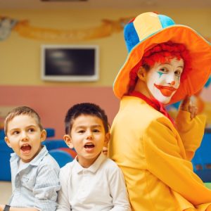 Funny clown animator play with boys in kindergarten. Birthday celebrating in playroom, baby holiday in playground. Childhood happiness, childish leisure, entertainment in children's area SSUCv3H4sIAAAAAAAACnxTPW/cMAzdC/Q/HDxHgGzJspSxU7d2LzpQEn2nRmcdbLltEOS/l7bPFwVNsomP5OMTP54+fzocKgtTcNX94WmxyA4xzlMeIYc0EMzvrviIg8exRNCHnMYAsQQtZHca4IwEDnOMC/y8OqspQ54nnIpil/A3A9l1EeYg45F4XwXuKn9s9mF3rE7KIFf1HdMlYnVXeKbZLp4vYBe63bEVeofla4rBw+P0Fs83+wtdLoi2x8/983DEwT2+yF6gCOfHUjhhr6iFU0prsKzvnGPS9ZxppZCZuiYPNtz2/FZwr0R5fkQ4TzmsnX6XvW71W8mR+vuhKNW+pG2P52JEI0aEbZJXikrVvHWoFXPceCat5syIumVK+w4JA9XYvURlDKpGNy0DIyQF85aZHi1DJb2shdSG+1uw7GslW6iZ9B6Z7LVmtuGSCbC95rozwstV7Pa/6uFPxvG8Ls9VLsw+pGKZficHcQkQxZ8uY3BhOBZpKZ/Whd/TXJqHPC7DrJra3PTFlC5gafHuDz3R4o6fYJoow+94ueJ0YelclBpSXrt5nULl6QYWsxaNqHXbGcl50ynRddeA7ZZOgXhWRbvG+RITeFyKvuzg7cpa3QktOin/HykRuYfgy7aFhaWC3mhOXWeKS77MStJ+GtpP65zzulHGCmr/8z8AAAD//wMAKVanMk4EAAA=